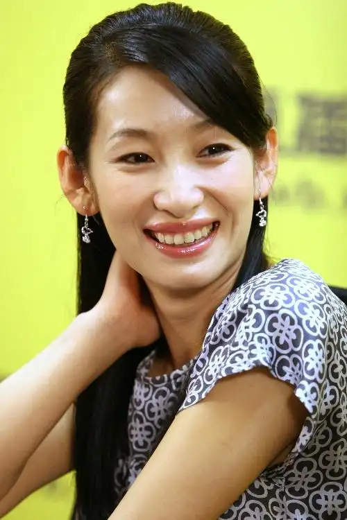 中戏96届明星班,有七朵金花一说,秦海璐是其中一朵,另六朵分别是