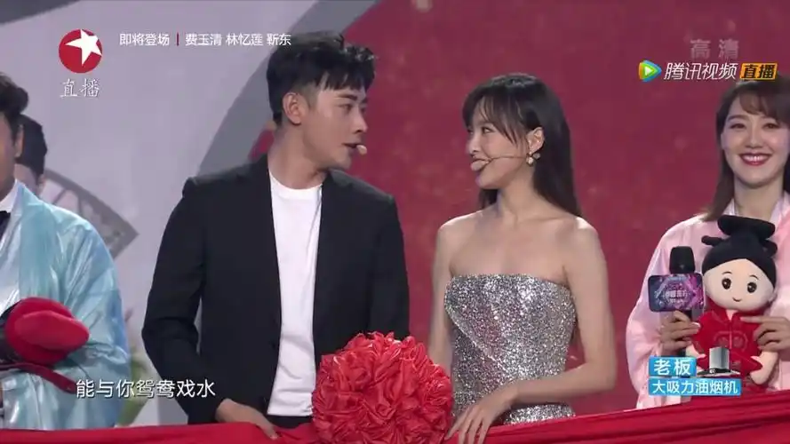 卫视跨年甜到齁唐嫣身穿紧身长裙罗晋还公布了一个好消息