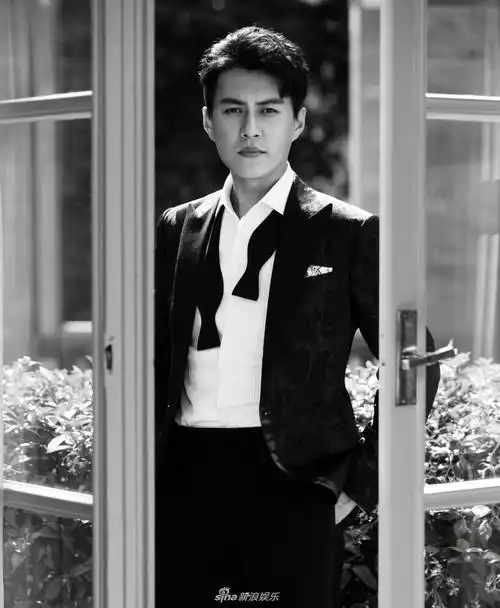 组图:眼神杀!靳东登封面展复古质感 型格绅士气场强大