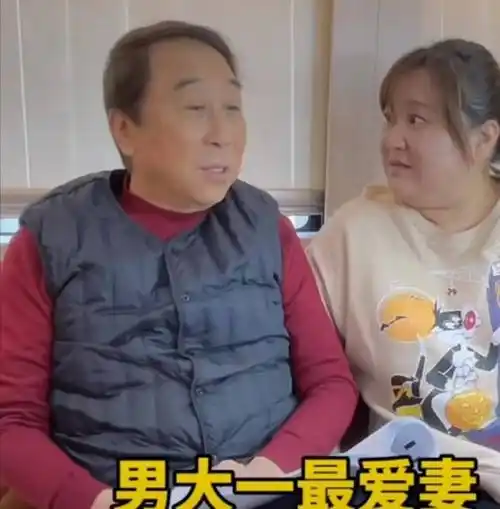 笑星趣事┃贾玲笑呵呵地对师父冯巩说,她找了个对象,又矮又黑小胡哥说