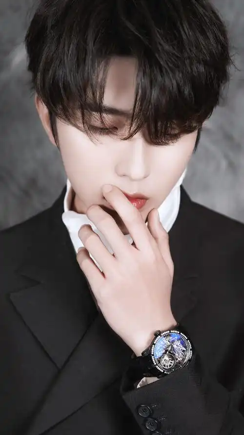 蔡徐坤黑色长斗篷造型##蔡徐坤躺在暖绒毛毯上