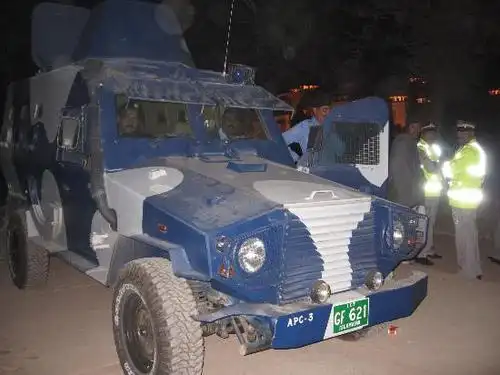 图文:巴基斯坦警察乘车执勤