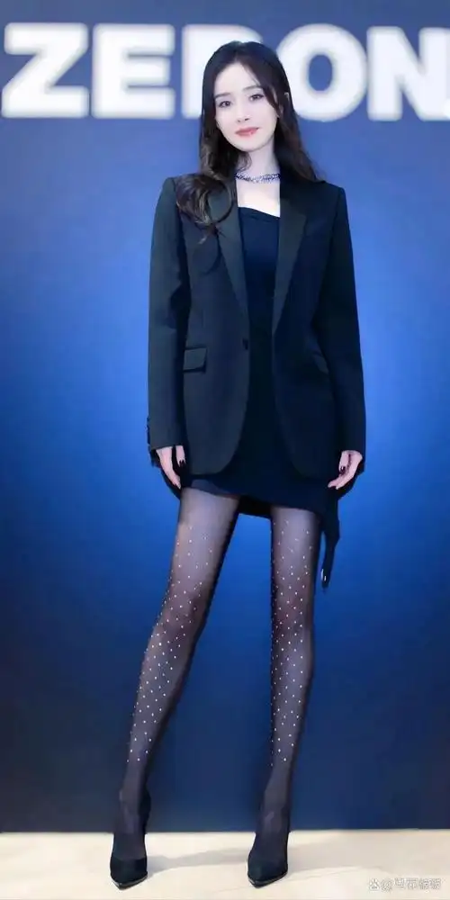 此次亮相,杨幂以一身别致的西装搭配黑色丝袜和高跟鞋,无疑成为了全场