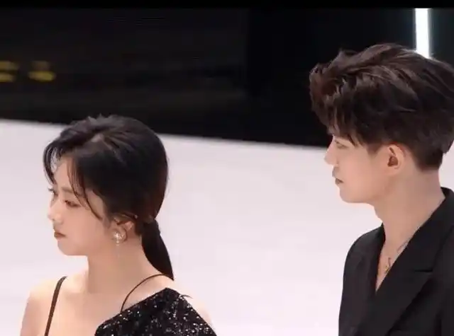 任嘉伦谭松韵同台,避嫌不要太明显,开口两个字就打破粉丝幻想_cp_合唱