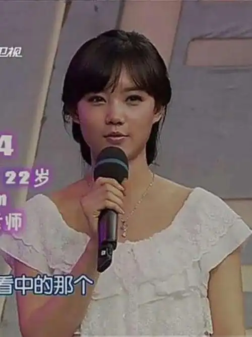 早年的李一桐还叫李雪,没正式踏入演艺圈之前上过某档相亲节目,那时的