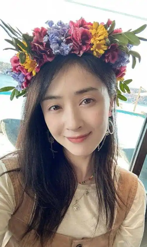 蒋欣近照好惊艳,穿束腰开叉裙大秀好身材,瘦身后更美了_减肥_角色_穿