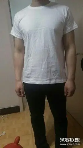 我哥哥身高175,体重150斤,穿着xxl的很合适,宝贝质量很好,穿着很舒服