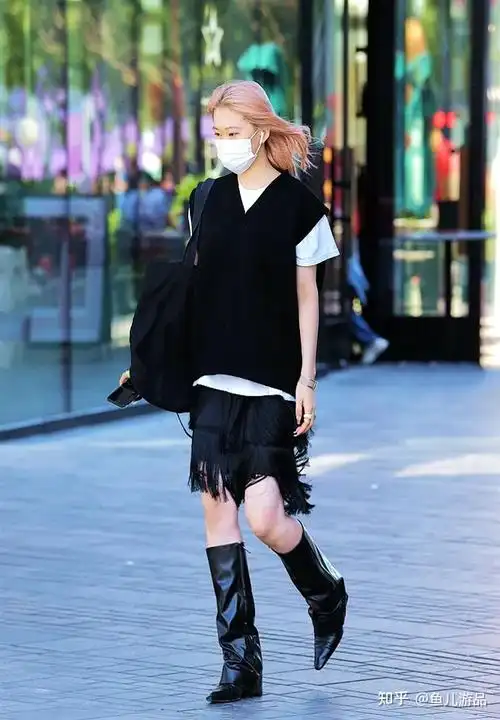 特别是镂空网状材质的高筒靴,让靴子透气凉爽,非常有优越性.