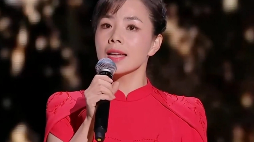 王二妮精彩视频!献唱《白毛女》选段,台下99岁"喜儿"听入神__财经头条