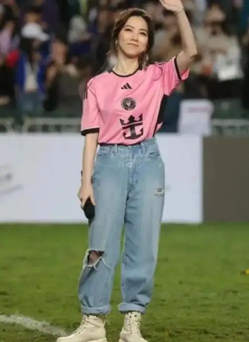 邓紫棋近照变化大喇叭裤配厚鞋底似踩高跷被指身高不足150