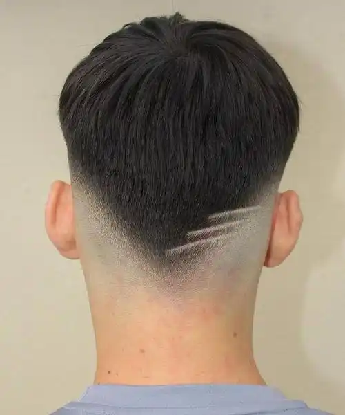 还可以用剃刀在倒三角的位置,刻上几道横杠,这样就更显男士们的痞帅