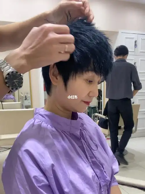 超短女士发型摩根烫搭配蓝黑色