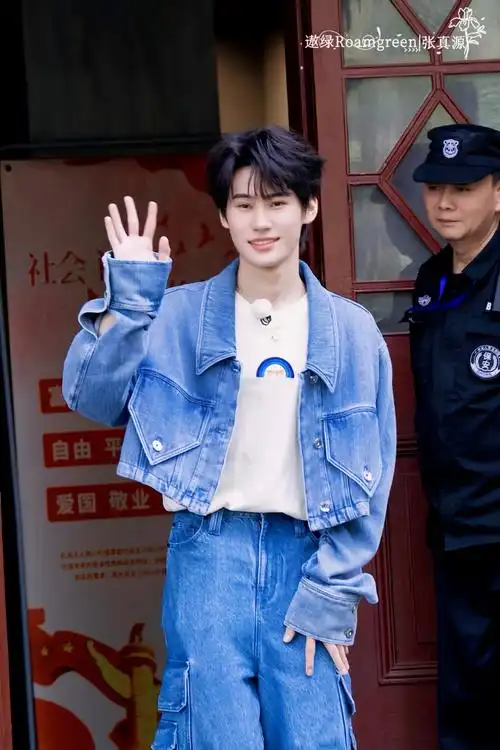 张真源超话9399#张真源奔跑吧#可爱猫猫挥手9999-231106奔跑