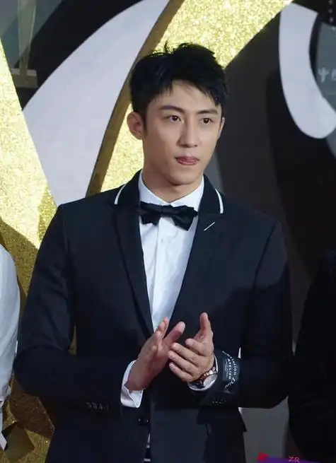 黄景瑜16岁辍学打工半路出道爆火娱乐圈从不在父母面前流泪