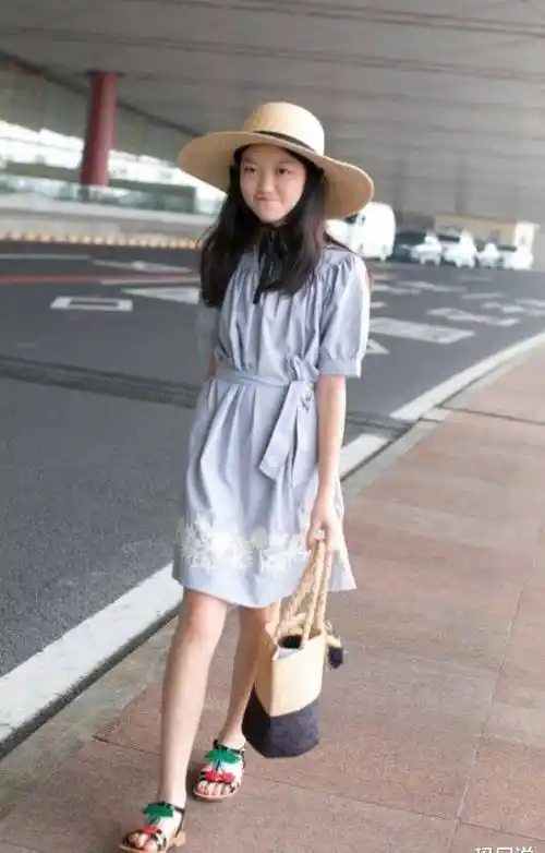 王菲女儿治好唇裂后变美了13岁穿破洞裤秀120长腿无敌撩