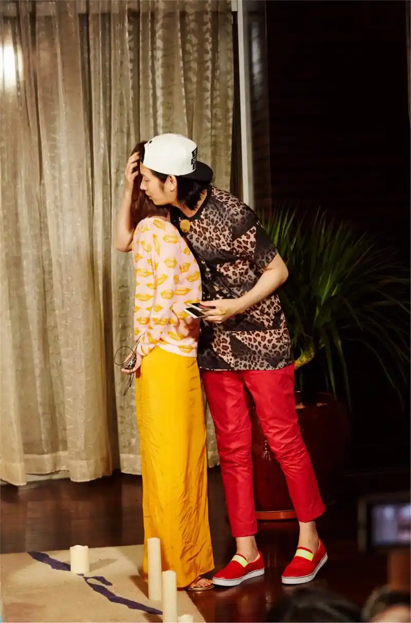 李菲儿金希澈喝交杯酒