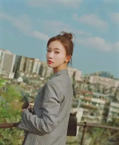 吴谨言穿格纹西装扎丸子头,侧颜美呆了,是宝藏女孩没错了