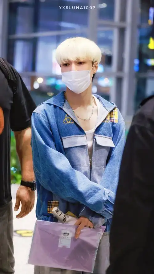 张艺兴牛仔套装机场饭拍##路人视角下的张艺兴海外人气