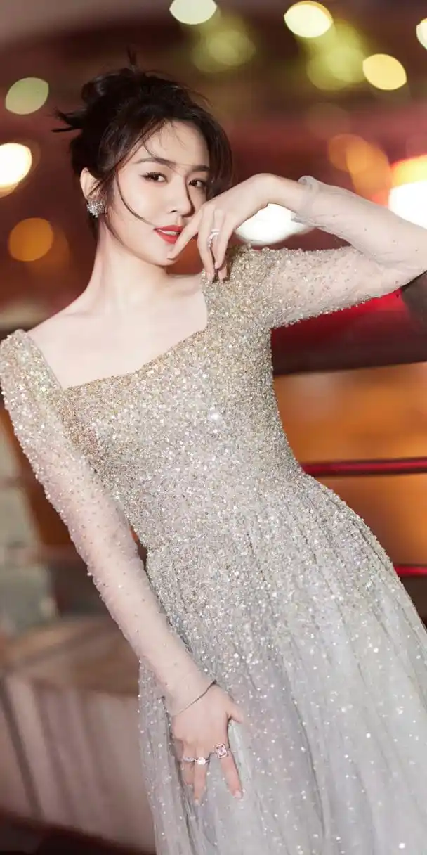 王晓晨# 一袭亮片露背纱裙,清纯甜美的容颜,窈窕曼妙的身材,性感焰