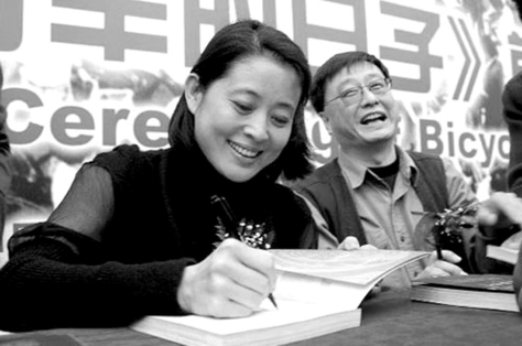 倪萍与王文澜一起签名售书(资料图片)