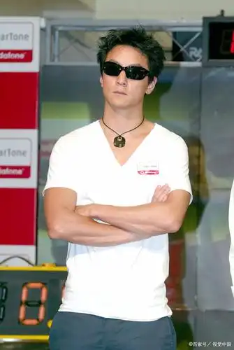 阴雨天过后,天空放晴,强烈的阳光透过湛蓝的天空,照射到建筑物和地面