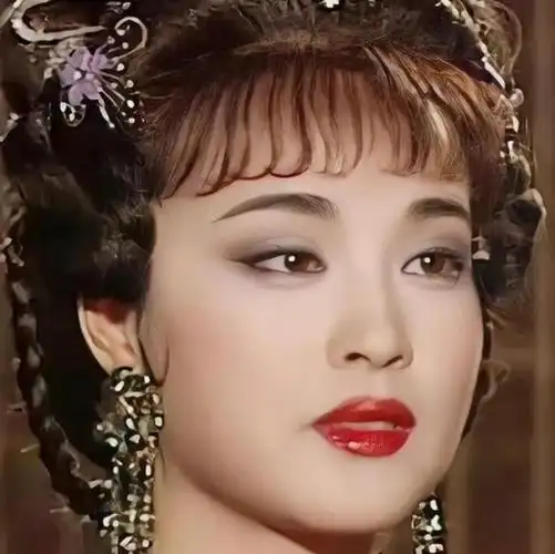 回想1995年,当刘晓庆拍摄《武则天》时,那会儿她已经40岁了,但你看她