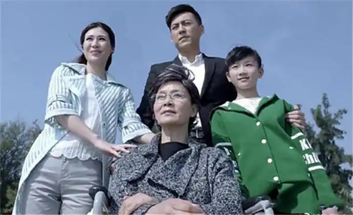 靳东一家三口图片大全 儿子叫什么长得像谁