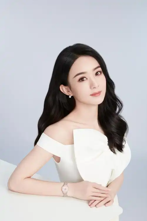 赵丽颖穿露肩白裙气质温婉披长发仙气十足