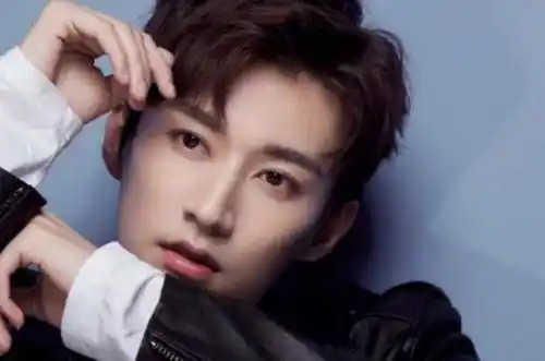 从小离家北上求学的刘学义,曾经学过舞蹈,更是个专业演员_时候_表演