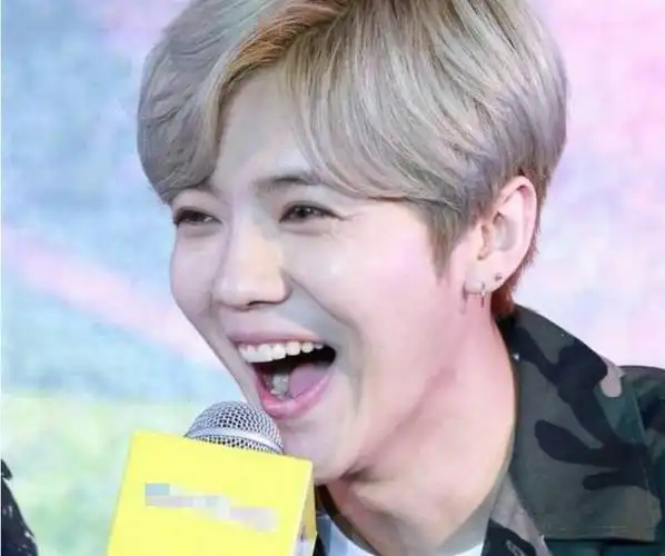 一笑起来就很喜庆,而且笑点很低.