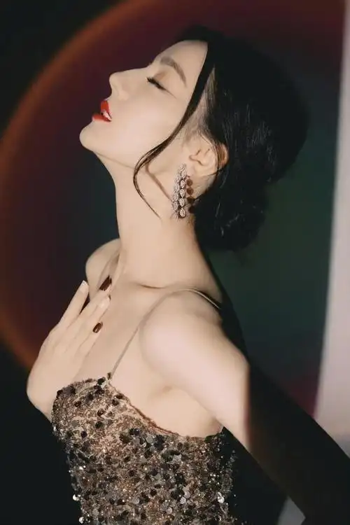 迪丽热巴高开衩裙勾勒曼妙身姿更添美感气场十足高冷美艳