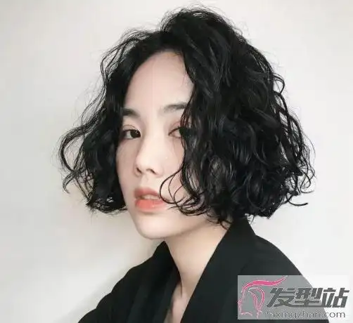 满头小卷烫示范图片教你烫出减龄不显老的发型