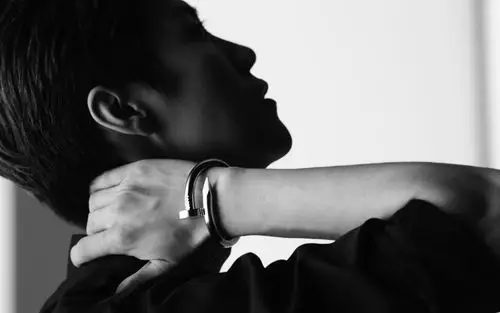 鹿晗时尚质感黑白大片写真图片桌面壁纸