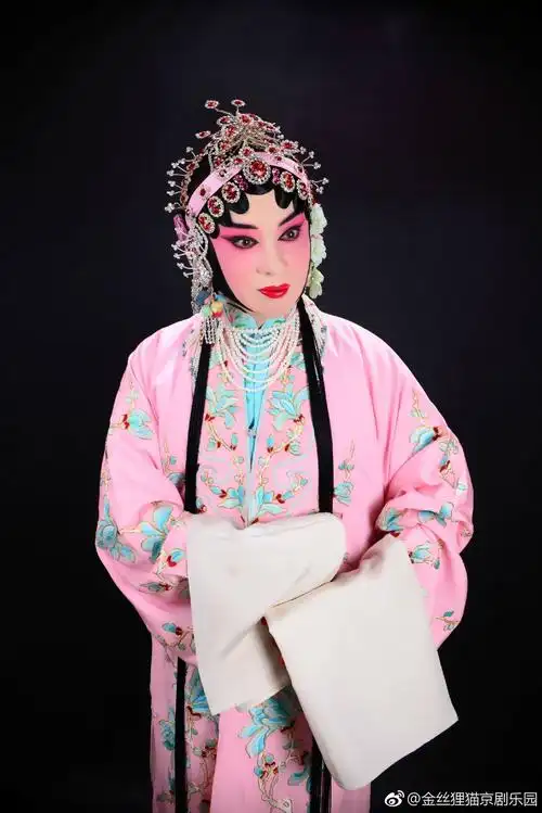 唯美的京剧旦角行头-头面戏装·京剧旦角扮相·戏曲的后台