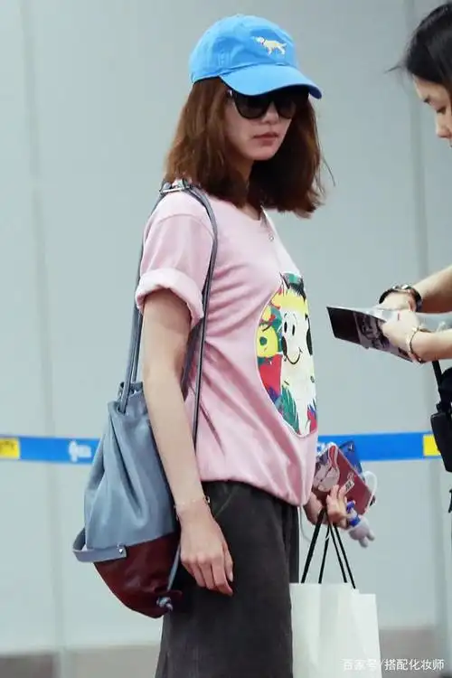 刘诗诗穿粉色的短袖t恤,搭一条裙子外出,简单但又很好看!