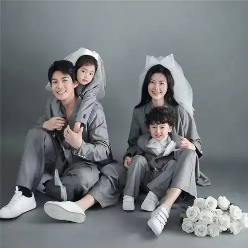 新款全家福摄影主题服装影楼一家四口韩系杂志风灰色西装写真套装