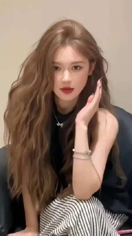 染头发咯!染了深色好显白!