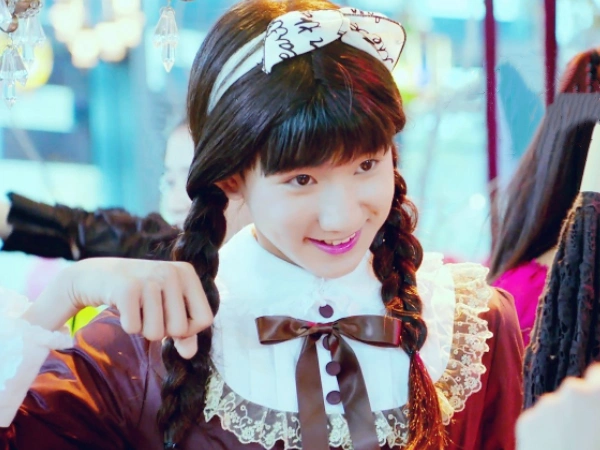 《我们的少年时代》中,因为有一节的剧情需要,所以他换上了洛丽塔裙子