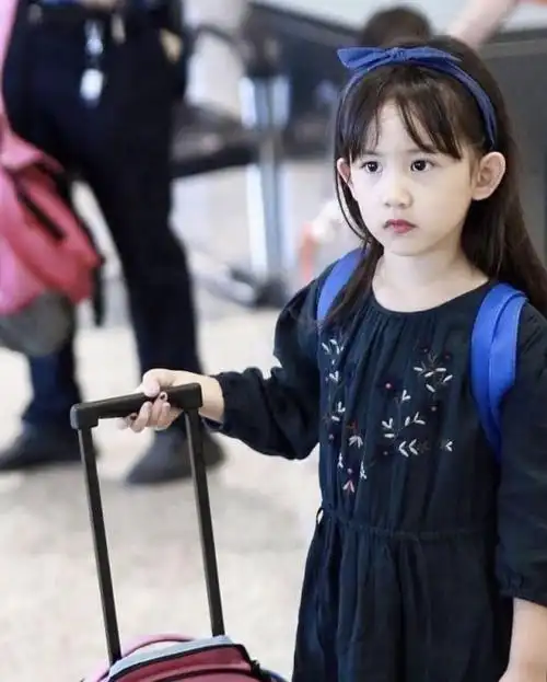 黄磊晒小女儿黄少艾视频,扮猫咪灵气俏皮,撞脸韩国女星林允儿