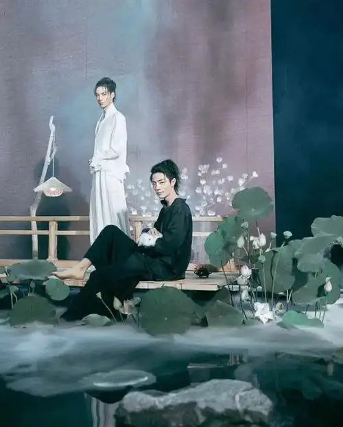 王一博肖战"时尚芭莎"再同框,一正一邪,古装穿搭超懂你的心!