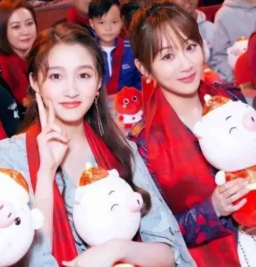 这几年娱乐圈当红女星中,既有被公司力捧走红的迪丽热巴白鹿等,也有