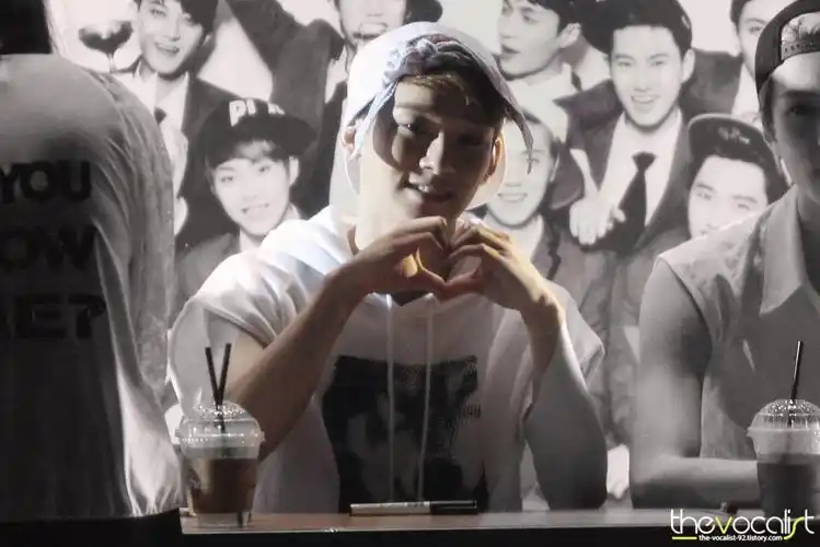 p>金钟大,艺名chen,1992年9月21日出生于韩国京畿道始兴市,韩国男