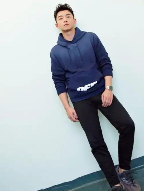 33岁郑恺走"干部风"了?穿一件"墨汁衣",显得老气横秋!_网易订阅