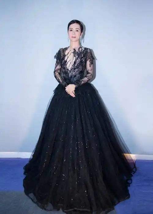 礼服裙修身款式勾勒凹凸十足的曲线,而在配色上蒋雯丽选择了低调的