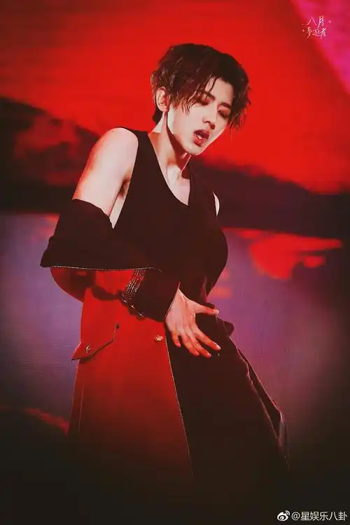 蔡徐坤红衣蔡徐坤撩ikunninepercent北京场蔡徐坤舞台饭拍图今天