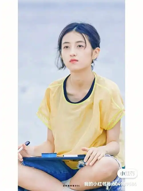 张子枫  在官方安利子枫的评论下,第一条评论经常是她又是那个表情啥