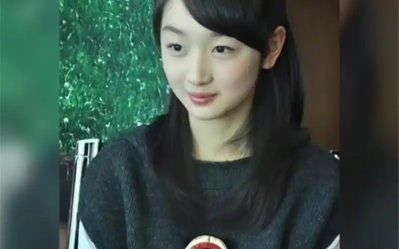 周冬雨早期采访照 以前的脸肉肉的好可爱!很清纯看着就舒服呀