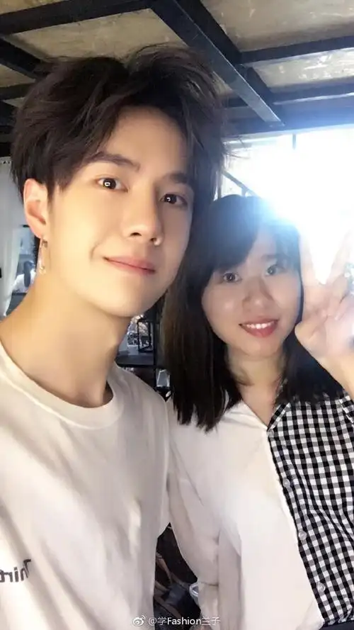 王一博#没见过的合照!又是羡慕别人的一天!