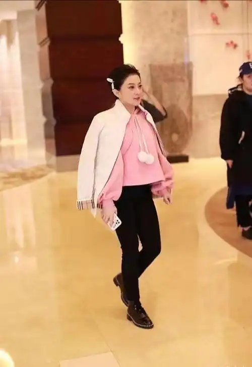 40岁金铭还有少女心,穿粉卫衣毛绒球抢镜,娃娃脸还像二十来岁