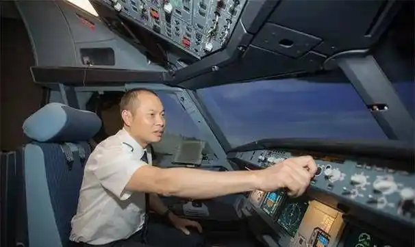 电影《中国机长》的原型刘传健当之无愧"感动中国2018年度人物"_乘客